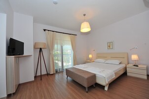 Ropa de cama de alta calidad y caja de seguridad en la habitación 