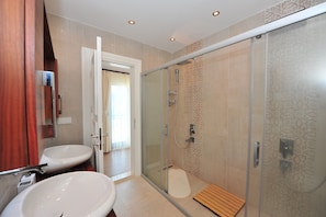 Exclusive Suite, Pool View | Bathroom | Shower, rainfall showerhead, designer toiletries, hair dryer - Egehan Butik Otel (Ortaca)