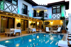 Una piscina al aire libre (de 09:00 a 19:00), sombrillas, tumbonas