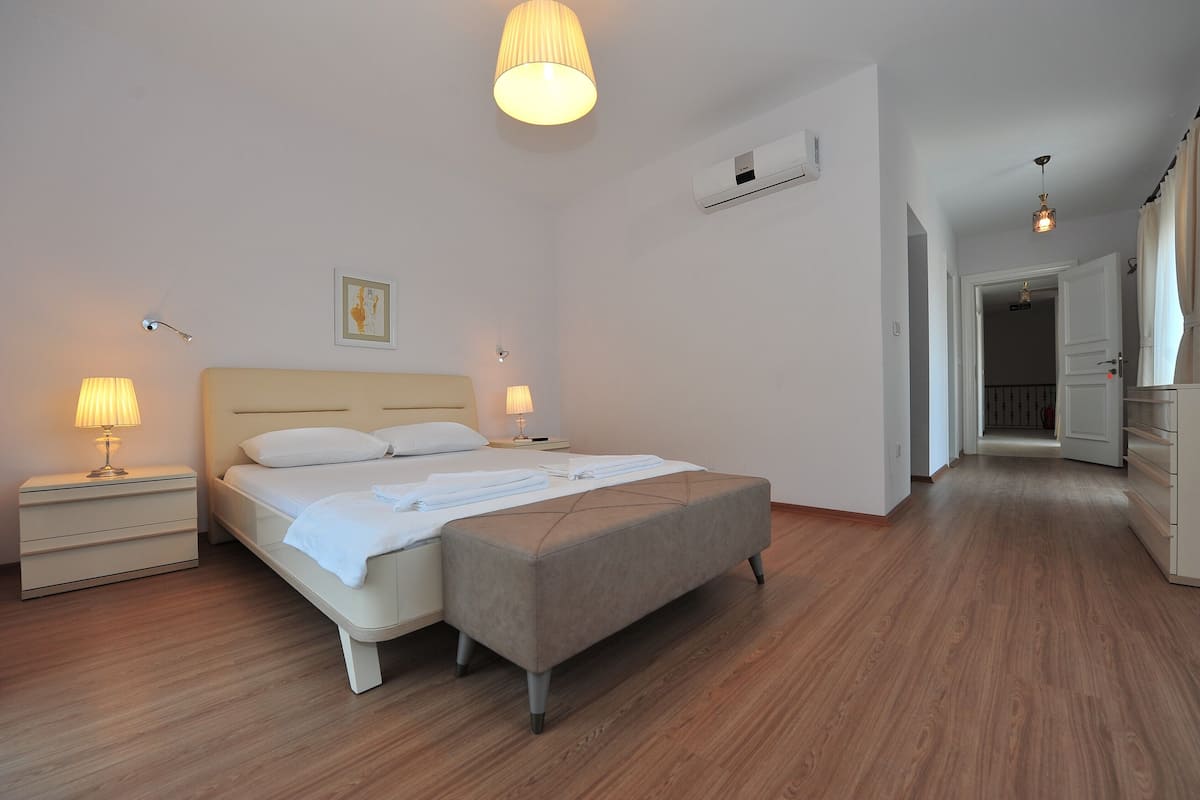 Suite exclusiva, vista a la alberca | Ropa de cama de alta calidad y caja de seguridad en la habitación