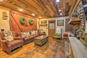 Interior - Tubes & Outdoor Games: North Georgia Mtn Retreat (Sautee Nacoochee)