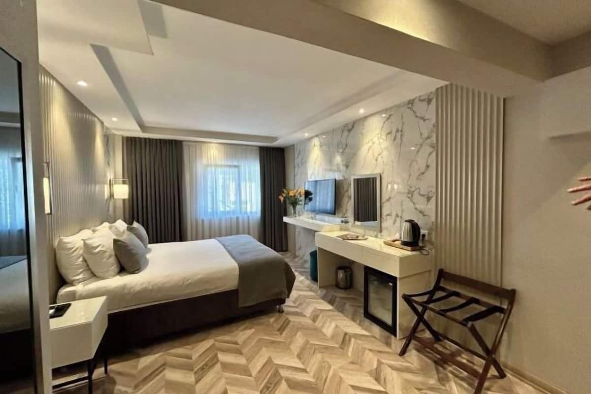 Premium bedding, minibar, in-room safe, laptop workspace