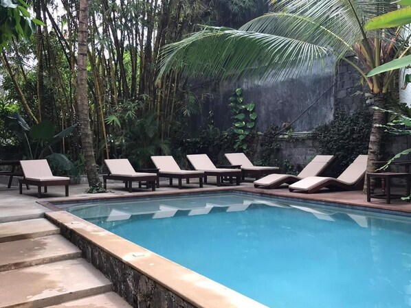 Outdoor pool, sun loungers - Aurora (Unawatuna)