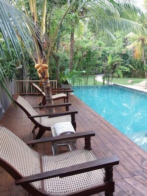 Outdoor pool, pool loungers - Aurora (Unawatuna)