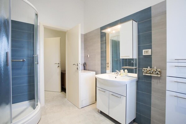 Apartment, 1 Bedroom | Bathroom | Shower, free toiletries, towels, toilet paper - Comfort Apartment Romea near the Center (Pula)