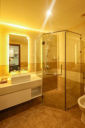Shower, hair dryer, slippers, towels - Citypoint Apartment (Da Nang)