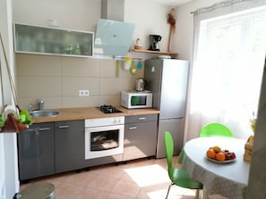 Appartamento, 2 camere da letto (LUCIJA 1) | Cucina privata | Frigorifero con congelatore, microonde, forno, piano cottura
