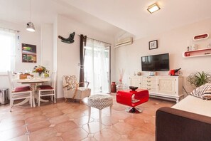 Departamento, 1 habitación | Área de sala de estar | Televisión de pantalla plana 