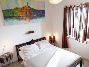 1 habitación, tabla de planchar con plancha, wifi gratis y ropa de cama 
