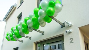 A building with a row of green and white balloons on the exterior. - Hotel Filderhof Reutlingen (Reutlingen)