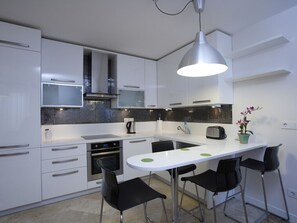 Suíte executiva | Cozinha americana privada | Geladeira, fogão, cooktop, lava-louças