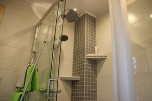 Regadera, secadora de cabello, toallas, papel de baño 