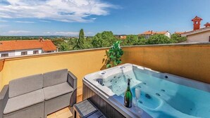 A rooftop terrace with a hot tub, a sofa, and a potted plant. - Holiday house Vesna for relaxed vacation (Medulin)