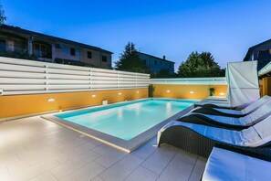 Seasonal outdoor pool, pool loungers - Holiday house Vesna for relaxed vacation (Medulin)