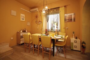 Ferienhaus, 5 Schlafzimmer | Essbereich im Zimmer