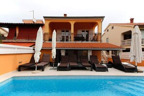 Front of property - Holiday house Vesna for relaxed vacation (Medulin)