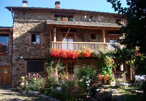 Front of property - Hostal D'Éller (Bellver de Cerdanya)