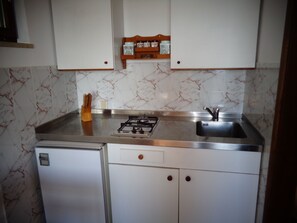 Studio (ST2) | Eget pentry | Kylskåp, spishäll och grytor/köksredskap