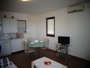 Studio (ST3) | In-room dining - Nice Studio apartments Eduard (Medulin)