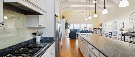 冰箱、微波炉、烤箱、炉灶