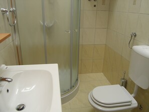 Appartement | Badkamer | Een douche, handdoeken, zeep, toiletpapier