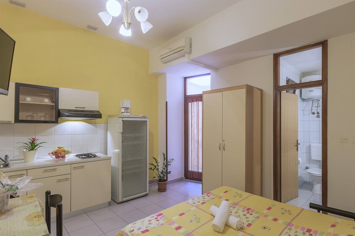 Studio (ST2 N1) | Wohnbereich | Flachbildfernseher