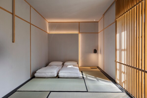 Japanese Family Room | Edredones de plumas, escritorio, espacio para trabajar con un portátil