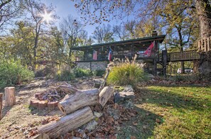 Property grounds - Riverfront Getaway w/ Treehouse, Fire Pit & Deck! (Mammoth Springs)