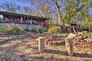 Exterior - Riverfront Getaway w/ Treehouse, Fire Pit & Deck! (Mammoth Springs)