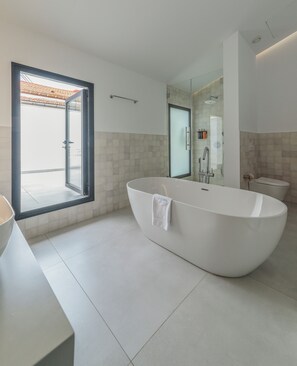 Suíte júnior, terraço | Banheiro | Chuveiro, produtos de toalete grátis, secador de cabelo 