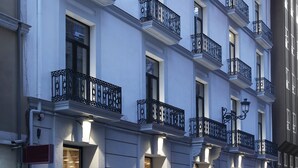 A multi-story building with balconies and illuminated windows. - Hotel Serawa Alicante (Alicante)