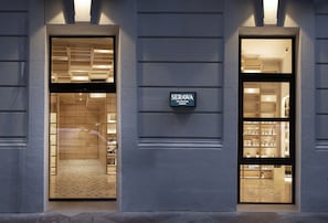 Fachada de loja com uma placa indicando "SERAWA" e uma vitrine exibindo diversos produtos.