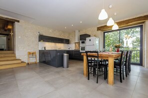 Fridge, microwave, oven, stovetop - Castelneuve is a private home with a luxurious appearance and pool (Castelnau-Montratier)