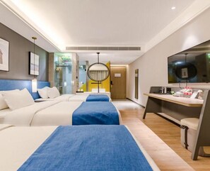 Chambre Triple Standard (Mainland Chinese Citizen Only) | Bureau, rideaux occultants, Wi-Fi gratuit
