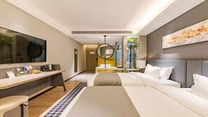 Escritorio, cortinas blackout y wifi gratis