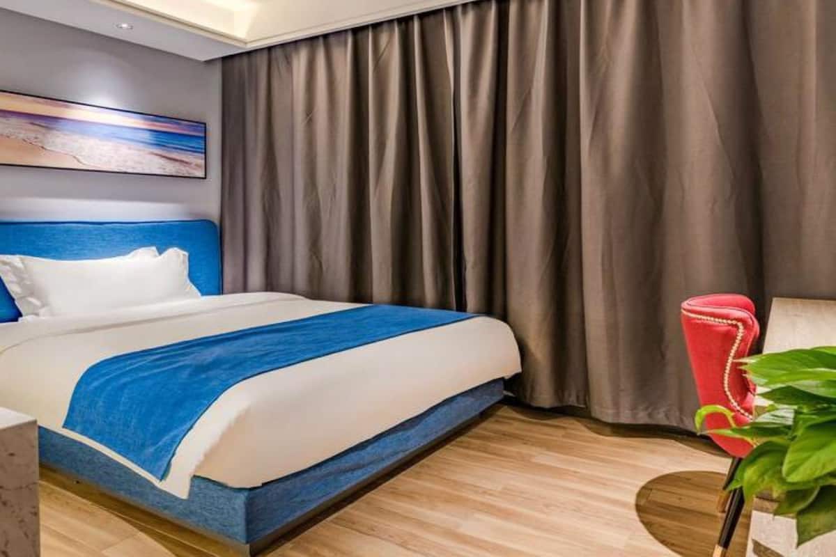 Standard Double Room, No Windows (Mainland Chinese Citizen Only) | Desk, blackout drapes, free WiFi