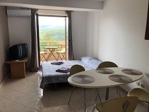 1 bedroom, bed sheets
