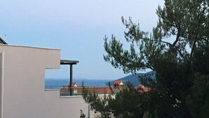 Un bâtiment moderne doté d’un balcon donnant sur une zone côtière.