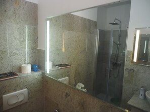 Apartment, 2 Schlafzimmer | Badezimmer | Handtücher, Seife, Toilettenpapier