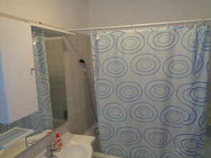Departamento, 3 habitaciones | Baño | Toallas, jabón, papel de baño 