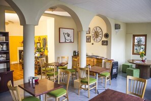 Bao gồm bữa sáng đặc sản địa phương hàng ngày 