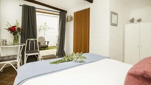 Room (Garden) | Desk, iron/ironing board (on request), WiFi (free), bed sheets - The Granary Petite Hotel (Darling)