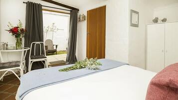 Room (Garden) | Desk, iron/ironing board, free WiFi, bed sheets