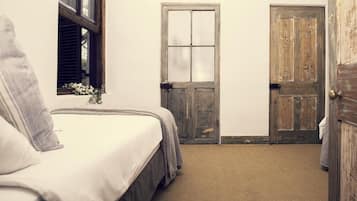 Family Room (3) | Desk, iron/ironing board, free WiFi, bed sheets