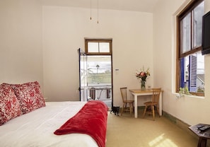 Family Room (3) | Desk, iron/ironing board, free WiFi, bed sheets