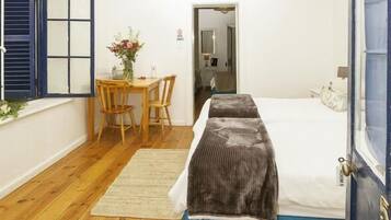 Family Room (5) | Desk, iron/ironing board, free WiFi, bed sheets