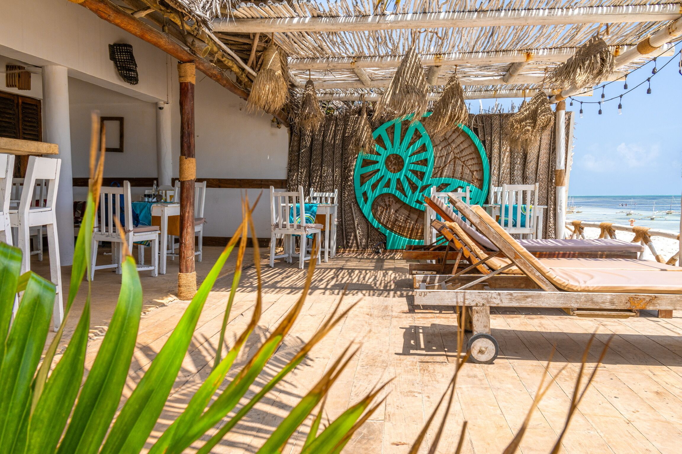 Menyajikan hidangan lokal dan internasional