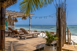 On the beach, sun loungers - Pili Pili House (Jambiani)