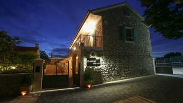 Fassade der Unterkunft – Abend/Nacht