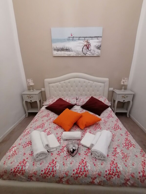 Habitación doble tradicional, baño compartido | Ropa de cama hipoalergénica, minibar, escritorio y insonorización